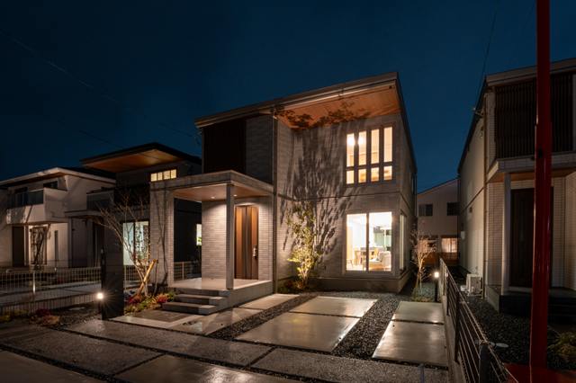 夜になってもアップライトが建物を照らしてくれます。外観を美しくすることに加えて防犯性も上げることができます（2025.10撮影）