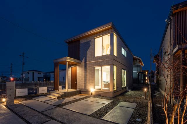 街並みに溶け込むナチュラルグレーの外壁の分譲住宅です。