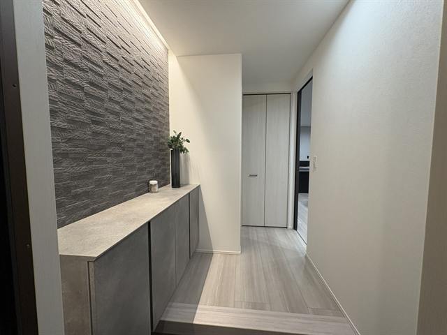 明るくすっきりとしたエントランス。靴収納に加えて、上着などをかけておける収納もご用意しています。