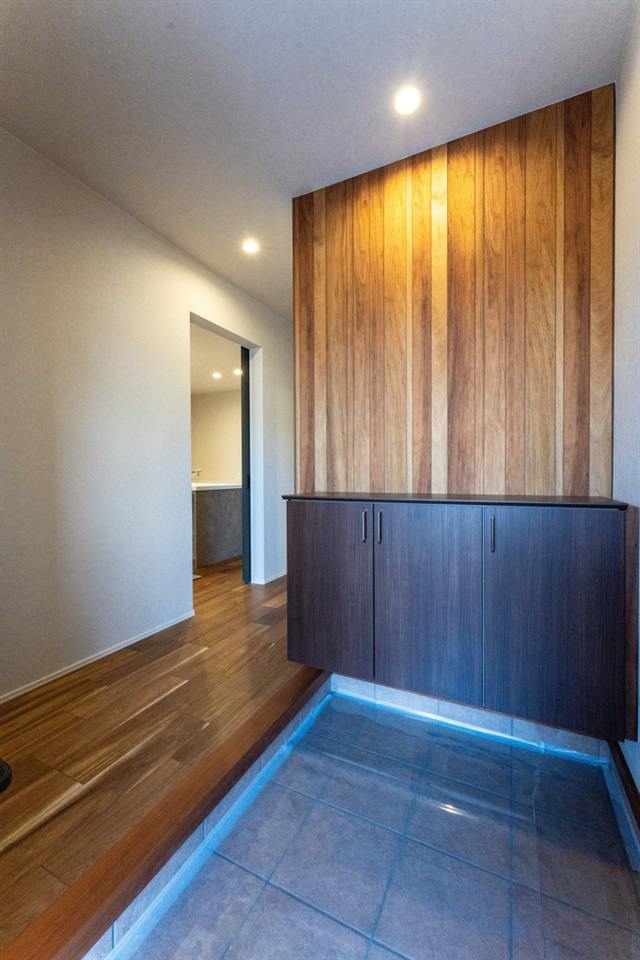 玄関ドアを開けた瞬間からほっとできる木調の内装を採用しています。