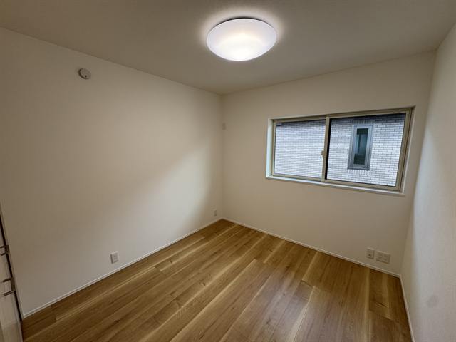 木目が素敵な床材を採用した子供室です。