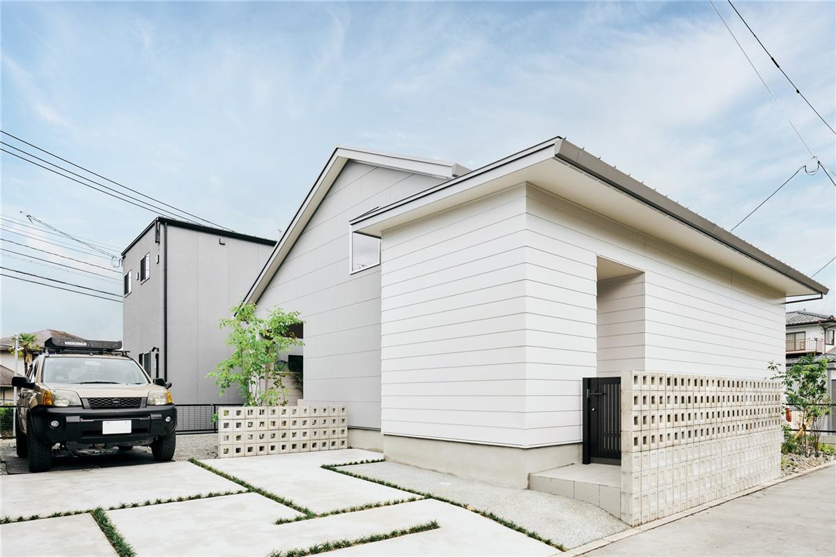 白を基調にした平屋の外観