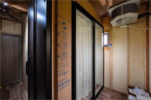 断熱材があらわしになった壁の展示