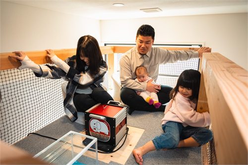 制震体感ブースで揺れを体感するご家族