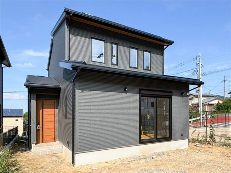 施工事例 落ち着いたグレーの2階建て外観