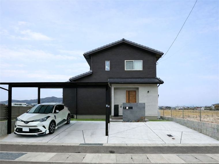 施工事例 カーポートのある外観(35坪の3LDK)