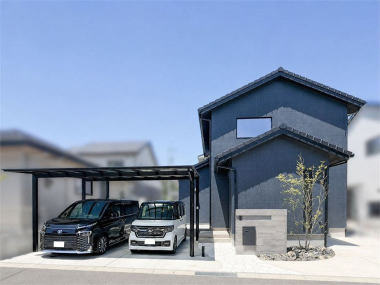 施工事例 黒い外壁とカーポートの外観(34坪の4LDK)