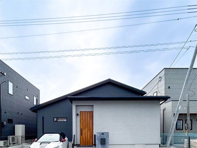 施工事例 木製ドアが映える平屋の外観(25坪の3LDK)