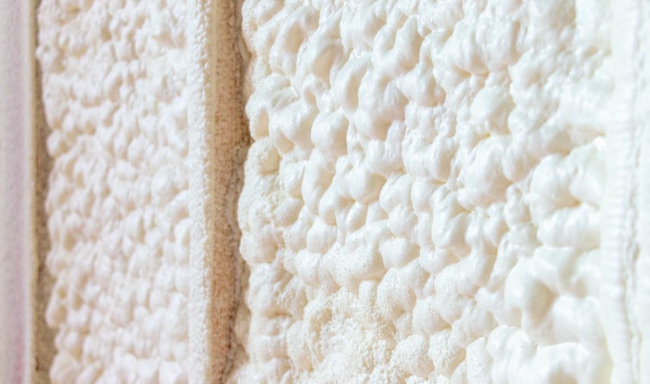 現場吹き付け発泡による発泡ウレタンフォームの断熱施工