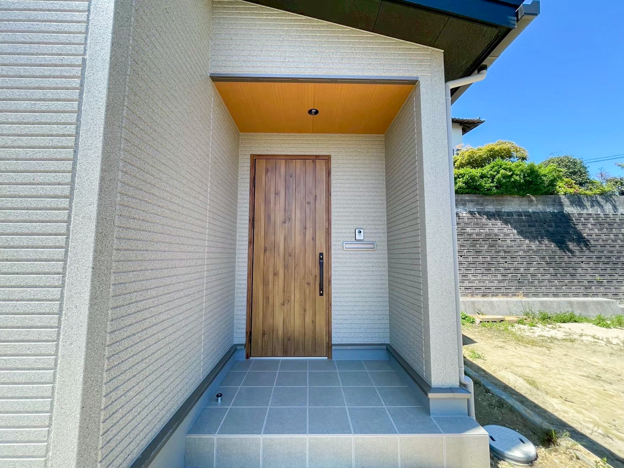 木目軒天の玄関ポーチ