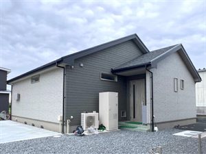勾配天井で広々リビングのある平屋