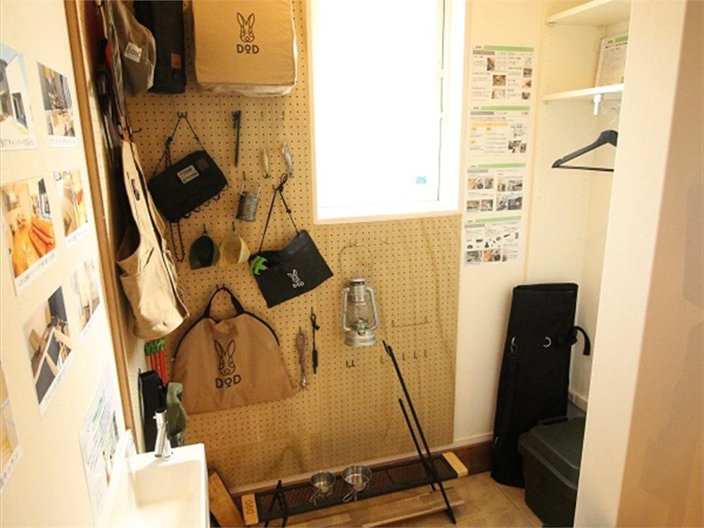 アウトドア用品を掛けられる土間収納
