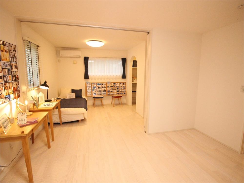 間仕切りで分けられる2階の子供部屋