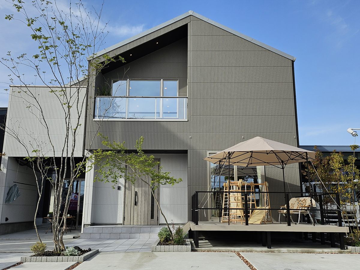 キャンパーの住みか 外観（ウッドデッキのアウトドアリビング付き）