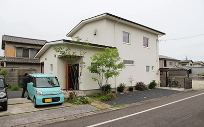 大きな吹き抜けのリビングに家族が集まるアレルギーにもやさしい住まい